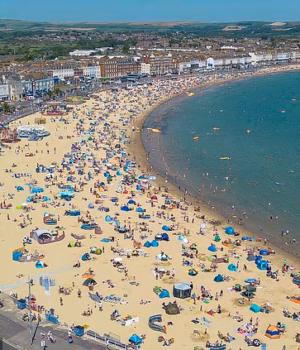 109802169-15954677-Beachgoers_made_the_most_of_the_warm_weather_on_Weymouth_beach_i-a-1_178328686807.avif
