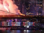 A ponte do Brooklyn em Nova York foi envolvida em chamas durante a queima de fogos de artifício da Macy’s em 4 de julho