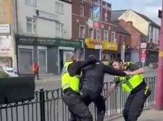 Momento em que o policial ataca com seu próprio bastão em uma parada e busca caótica – antes que o suspeito fuja em uma bicicleta elétrica