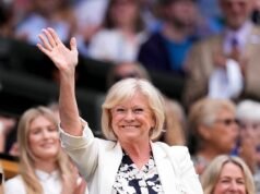 Sue Barker retorna à quadra central em Wimbledon ao se juntar a Geoff Hurst e aos heróis do esporte britânicos no Royal Box