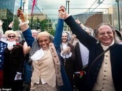 Mulher gera polêmica após vencer concurso de sósia de Benjamin Franklin… enquanto os críticos criticam sua aparência ‘irrealista’