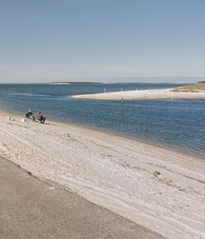 109808539-15954183-Kiara_Paolasin_was_in_Southampton_on_Long_Island_New_York_about_-a-49_17832795675.avif