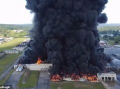 Um enorme incêndio em um armazém enviou uma nuvem incrivelmente espessa de fumaça preta para o céu