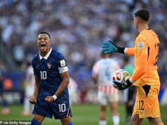 O amargo goleiro paraguaio Orlando Gil lançou um ataque pornográfico contra Kylian Mbappe, acusando a estrela francesa de ignorar seu aperto de mão após o confronto acirrado das oitavas de final.