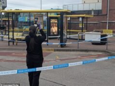 Herói ‘desarma lutador jogando faca no chão’ após briga na estação rodoviária de Merseyside: dois levados ao hospital