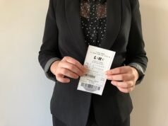 Mulher australiana quase manda o chefe se empanturrar depois de ganhar um grande prêmio na loteria e revela seus planos para o dinheiro