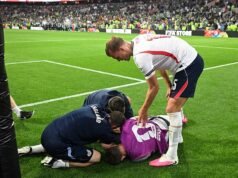 Harry Kane perde a voz na entrevista pós-jogo no Azteca – mas Jordan Henderson é carregado em uma maca