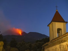 Ondas de calor escaldantes, incêndios florestais e nuvens de cinzas vulcânicas: o que os visitantes australianos precisam saber enquanto novos alertas são emitidos em meio ao caos das viagens na Europa