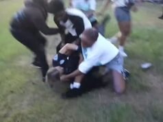 Adolescentes selvagens fotografados espancando uma policial no evento de 4 de julho… como a estrela conservadora Ann Coulter diz que ‘colocar uma pequena mulher loira de uniforme’ não foi uma boa ideia