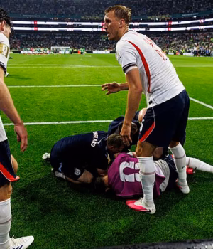 109827717-15959629-Jordan_Henderson_suffered_what_appeared_to_be_a_horrific_injury_-a-41_17834350476.avif
