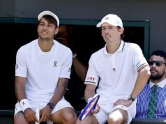 Os torcedores de Wimbledon sentiram o calor quando dois torcedores desmaiaram na quadra central e na quadra nº 1 logo após o início do jogo, com temperaturas de 31 graus.