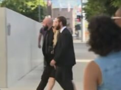 O suspeito do assassinato de Charlie Kirk, Tyler Robinson, foi visto sorrindo no tribunal a poucos metros da viúva Erica, que chorava