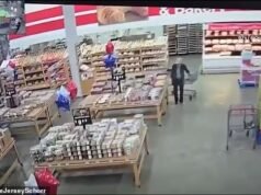 No momento terrível, o telhado desabou sobre os clientes da loja movimentada, causando pânico e prateleiras voando