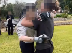 Momento perturbador em que adolescentes brigam em público enquanto clubes de luta ilegais se espalham por Adelaide e surgem vídeos violentos de brigas organizadas