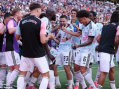 O mundo zombou dos Estados Unidos depois que Trump suspendeu a proibição do cartão vermelho e foi eliminado da Copa do Mundo por 4 a 1 para a Bélgica.