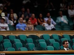 Último homem solitário no camarote real: Roger Federer é elogiado por ficar acordado até tarde até o último baile às 23h em Wimbledon – enquanto o resto dos A-listers foram jantar!
