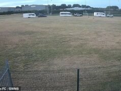 Fúria quando os viajantes usam rebarbadoras para invadir o campo do time de futebol juvenil e montar 20 caravanas – deixando os campos cobertos de fraldas sujas