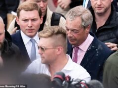 Trump apoia Farage enquanto o líder reformista retorna dos EUA para enfrentar questões sobre a profundidade da disputa sobre suas finanças – e confronto com o cinegrafista