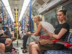 Sadiq Khan não conseguiu lançar nenhum novo metrô com ar-condicionado por quase uma década – deixando os passageiros sufocados em um calor de 40 graus Celsius.