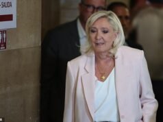Marine Le Pen foi condenada a usar uma etiqueta eletrônica depois que um juiz a considerou culpada de peculato