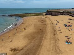 À medida que a terceira onda de calor se aproxima, a pesquisa revela que dois terços dos britânicos lutam para dormir em meio a tórridas noites “tropicais”