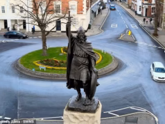 O rei inglês Alfredo, que matou milhares de vikings ‘encontrados enterrados’ sob o estacionamento de Hampshire, dias antes da Inglaterra x Noruega na Copa do Mundo