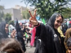 Vídeo secreto arrepiante contrabandeado para fora do Irã revela a dura realidade do funeral do Aiatolá – e as cicatrizes em Israel que se recusam a curar