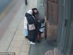 Momento em que três mulheres roubam uma pulseira antiga do pulso de uma mulher solitária de 97 anos – enquanto uma gangue é presa por roubo mal feito