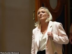 Marine Le Pen anunciou que concorrerá à presidência no próximo ano – horas depois de ter sido obrigada a usar uma etiqueta eletrónica devido à sua condenação por peculato.