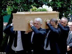 Sir Alex Ferguson está entre os presentes que prestaram suas homenagens no funeral de Mark Hughes após sua trágica morte, após seu filho Alex, 38.