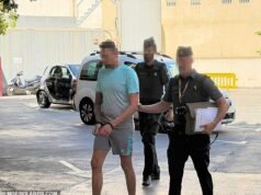 Um britânico foi preso por tentar beijar um comissário de bordo durante um voo para a Espanha.