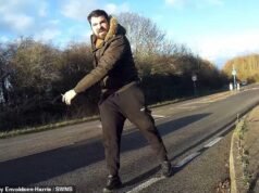 Momento em que o motorista furioso chama o ciclista de ‘aberração’ antes que a polícia queira prender o motorista antes de chutar sua bicicleta