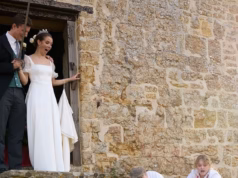 Dedos com manteiga (cobertura)! A filha do fundador de Boden sofre um desastre no dia do casamento – depois que os fornecedores jogam fora um bolo absurdo de três camadas enquanto apresentam os noivos