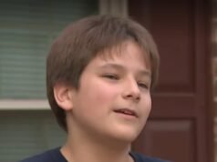 Um raio atingiu a casa, passou pelos fios e chocou o menino, que estava jogando um jogo de computador, dizem os investigadores.