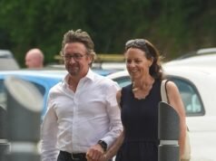 Richard Hammond dá as mãos à sua nova namorada terapeuta, Kiki Glenn, enquanto eles se acomodam na felicidade doméstica na pitoresca cidade mercantil galesa, após se divorciarem de sua esposa há 23 anos.