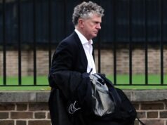 Andy Burnham desperta temores de que ele reviverá a ‘rendição’ de Chagos ao confirmar que o campeão do acordo, Jonathan Powell, permanecerá como chefe da segurança nacional