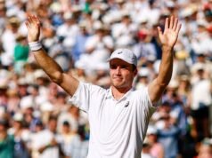Os torcedores estão indignados quando milhões de pessoas perdem a histórica semifinal de Wimbledon do curinga britânico Arthur Ferry, depois que a BBC pediu que a partida fosse transmitida às 13h30 para evitar um confronto com a Copa do Mundo.