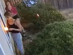 Um trio de meninas da Califórnia se filmou jogando fogos de artifício na janela do berçário de um bebê depois de ouvir um cachorro latindo.