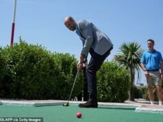 Um real bem jogado! Príncipe William conquista o campo de golfe louco de Hastings… e vence Tim Vine e Fern Britton