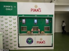 ‘£ 14,45 e você nem ganha morangos!’ A nova máquina de autoatendimento Pimm de Wimbledon não faz sucesso entre os fãs, pois eles reclamam do custo e da falta de frutas