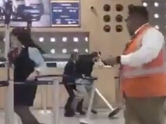 Passageiros bêbados fotografados espalhando lixo no aeroporto após serem expulsos de um avião por comportamento desordeira