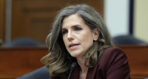Nancy Mays apresentou uma candidatura desesperada ao assento de Lindsey Graham no Senado horas depois de sua morte, enquanto Trump provocava quem ele ungiria como seu sucessor.