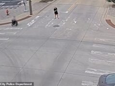 Momento distópico: usuário de cadeira de rodas atingido por coquetel molotov ao atravessar a rua em Oklahoma City