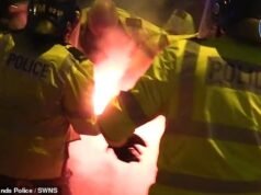 O momento aterrorizante do policial pega fogo enquanto hooligans poloneses desencadeiam a “pior violência no futebol vista em décadas” nas ruas britânicas