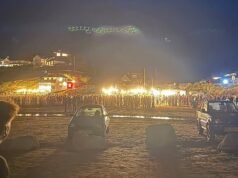 Caos de fim de semestre no ponto turístico da Cornualha: a polícia proíbe reuniões depois que centenas de alunos de escolas particulares vão à praia para uma festa com bebidas alcoólicas