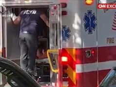 Vídeo perturbador mostra Mitch McConnell inconsciente sendo levado para uma ambulância