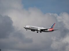 American Airlines diz uma coisa, chefes de aeroporto perplexos dizem outra depois que centenas de passageiros ficaram presos na pista por 3 horas após a chegada de uma transportadora enojada