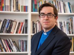 Capelão escolar demitido por sermão de gênero de £ 40 mil por ano vence batalha de 7 anos para ser reintegrado