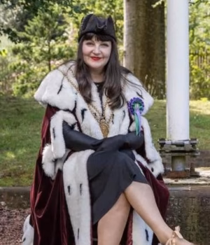 109941015-15968875-Dumfries_Provost_Tracey_Little_has_called_for_townsfolk_to_show_-a-1_178370326145.avif