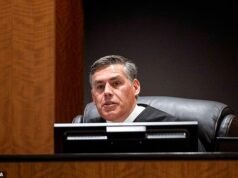 O julgamento de Tyler Robinson terminou de forma inconclusiva após cinco dias de depoimentos e evidências bombásticas